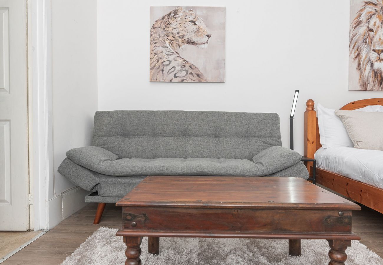 Rent by room in Edinburgh - Relaxing Family Room Ensuite in Edinburgh