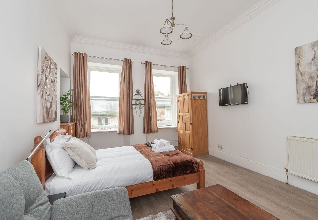 Rent by room in Edinburgh - Relaxing Family Room Ensuite in Edinburgh