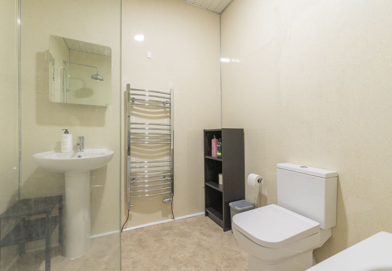 Rent by room in Edinburgh - Relaxing Family Room Ensuite in Edinburgh