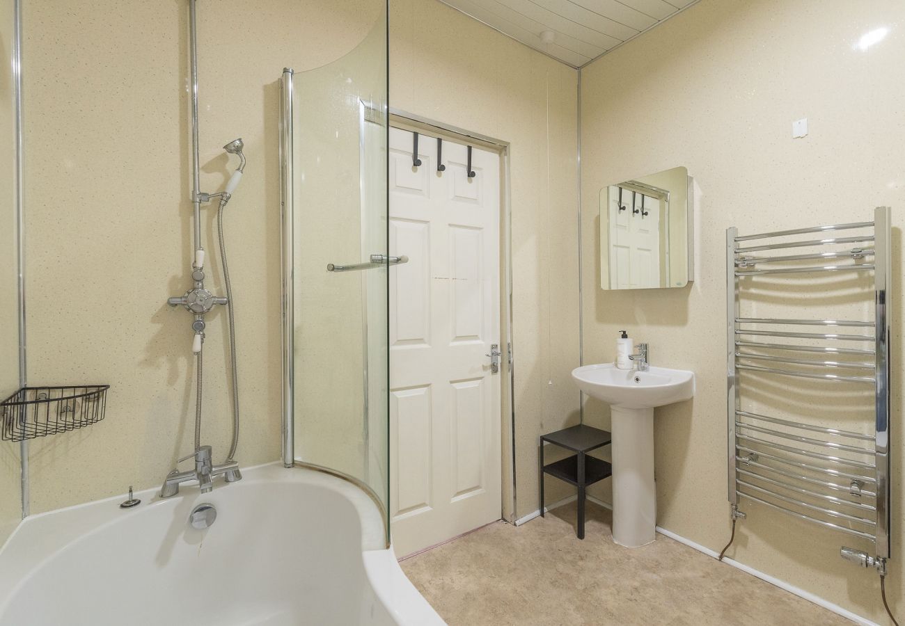 Rent by room in Edinburgh - Relaxing Family Room Ensuite in Edinburgh