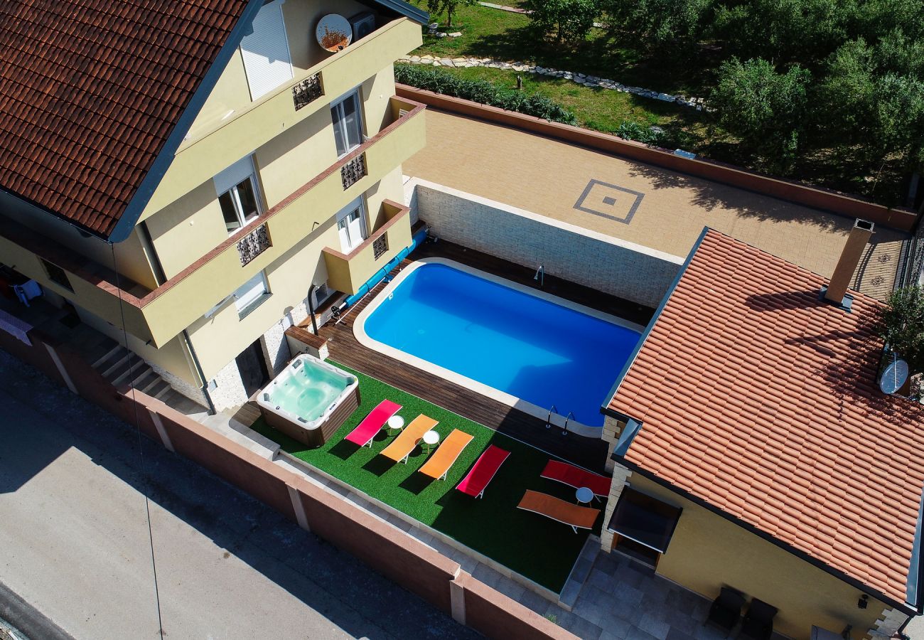 Hus i Zadar - Poolincluded - Villa Yespeace