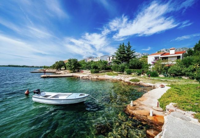  i Starigrad - Beachfront apartment Stipe