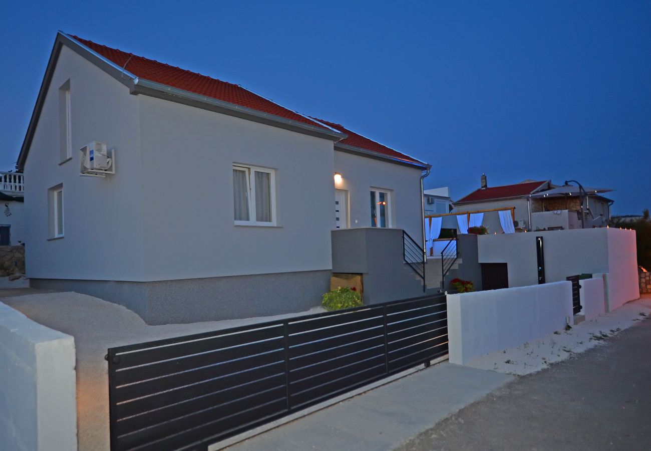 Hus i Maslenica - Poolincluded - Holiday Home Ivona