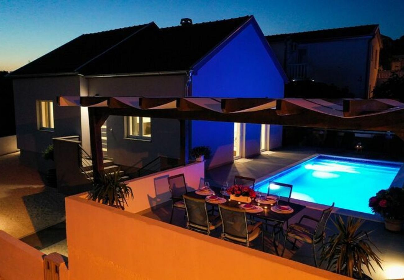 Hus i Maslenica - Poolincluded - Holiday Home Ivona