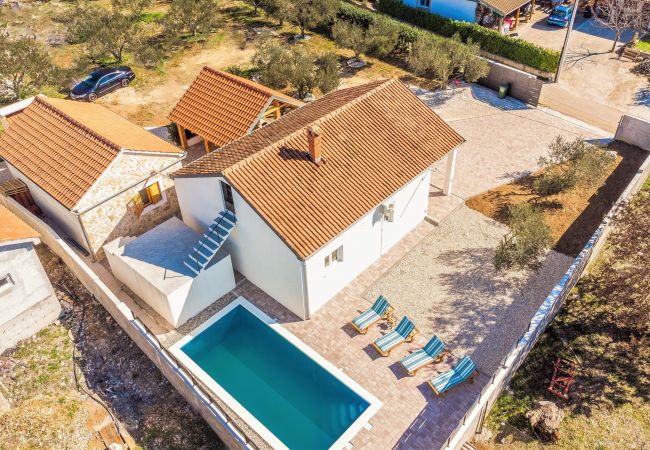  i Škabrnja - Poolincluded - Holiday home Barba