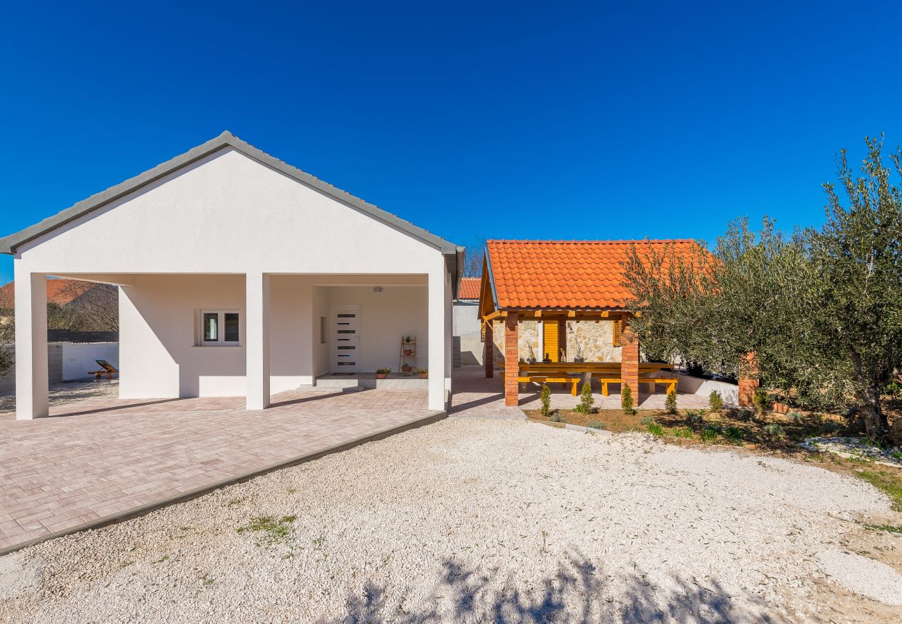 Hus i Škabrnja - Poolincluded - Holiday home Barba