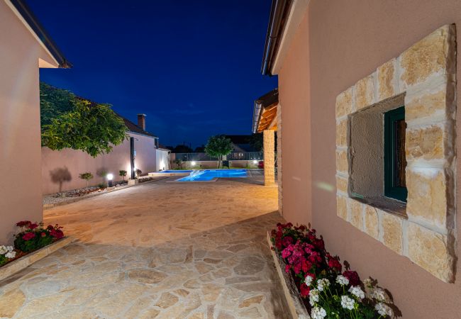 Hus i Perušic Benkovacki - Poolincluded - Villa Lana Hus i Perušic Benkovacki - Poolincluded - Villa Lana