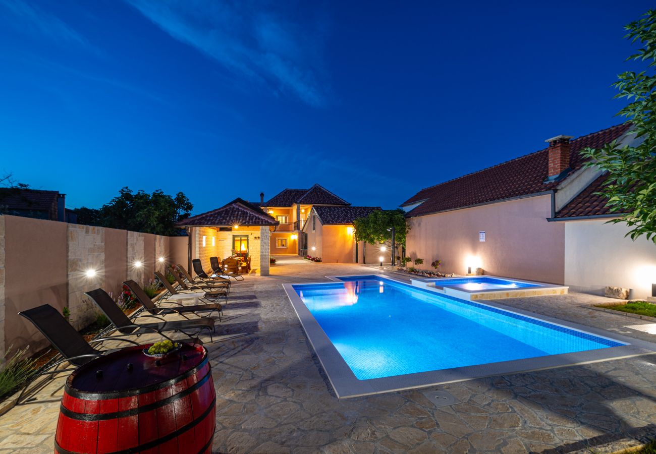 Hus i Perušic Benkovacki - Poolincluded - Villa Lana