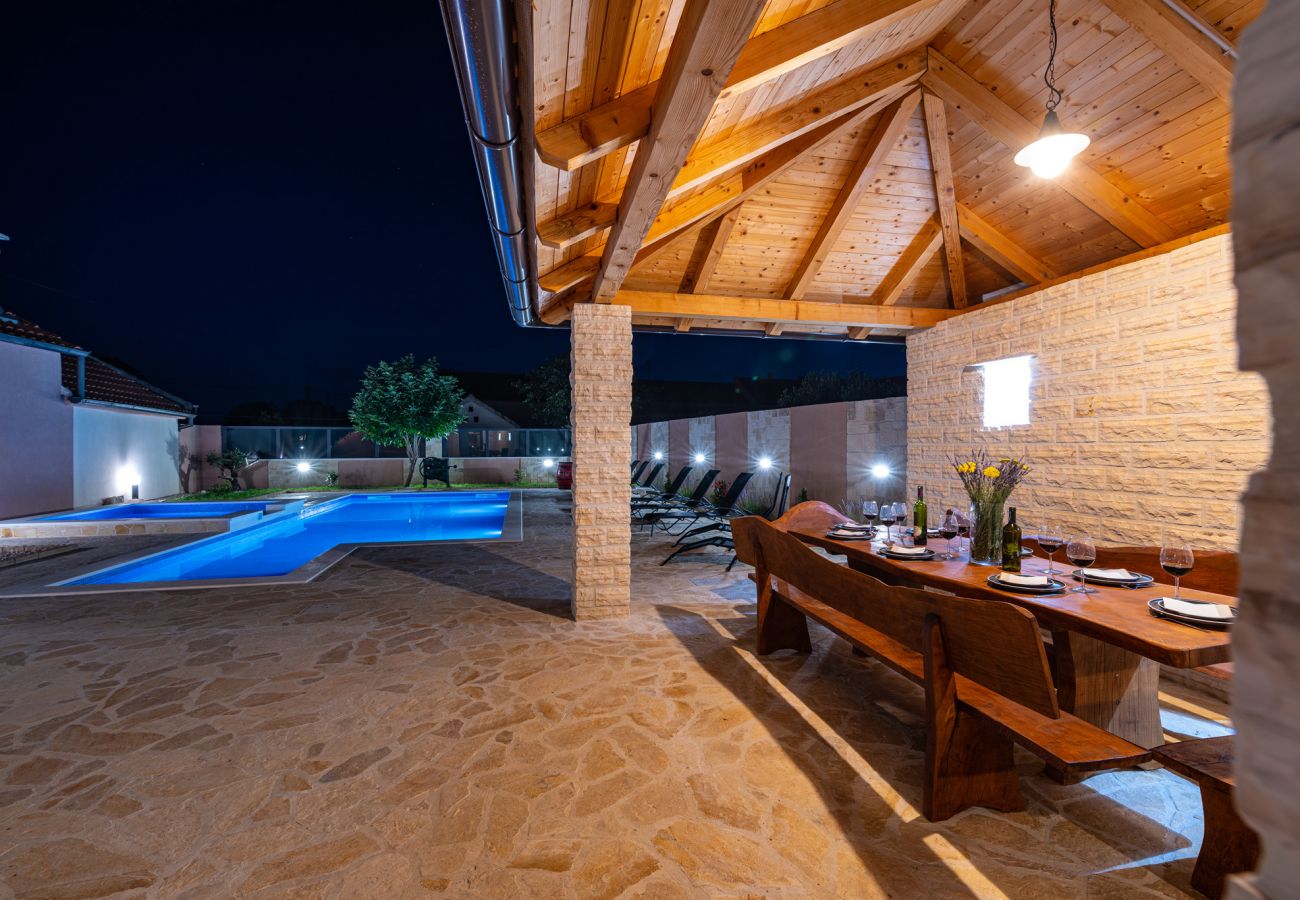 Hus i Perušic Benkovacki - Poolincluded - Villa Lana