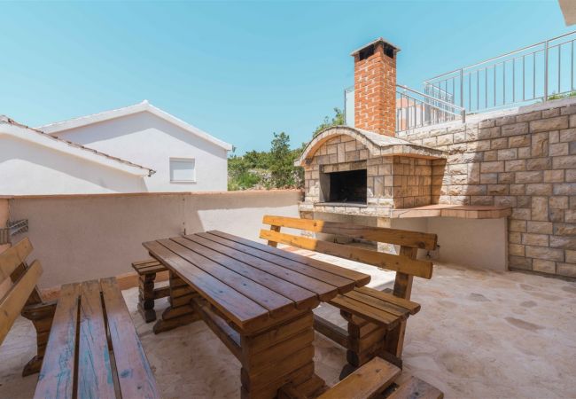 Hus i Maslenica - Poolincluded - Villa Maja