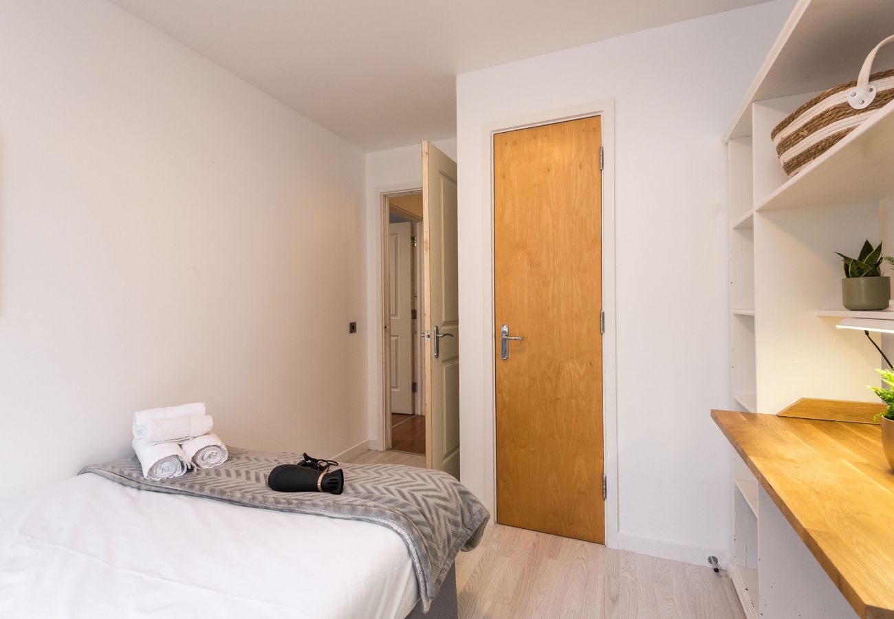 Lejlighed i Edinburgh - Modern Spacious 3 Bedroom City Centre Apartment - Free Parking - Private Balcony