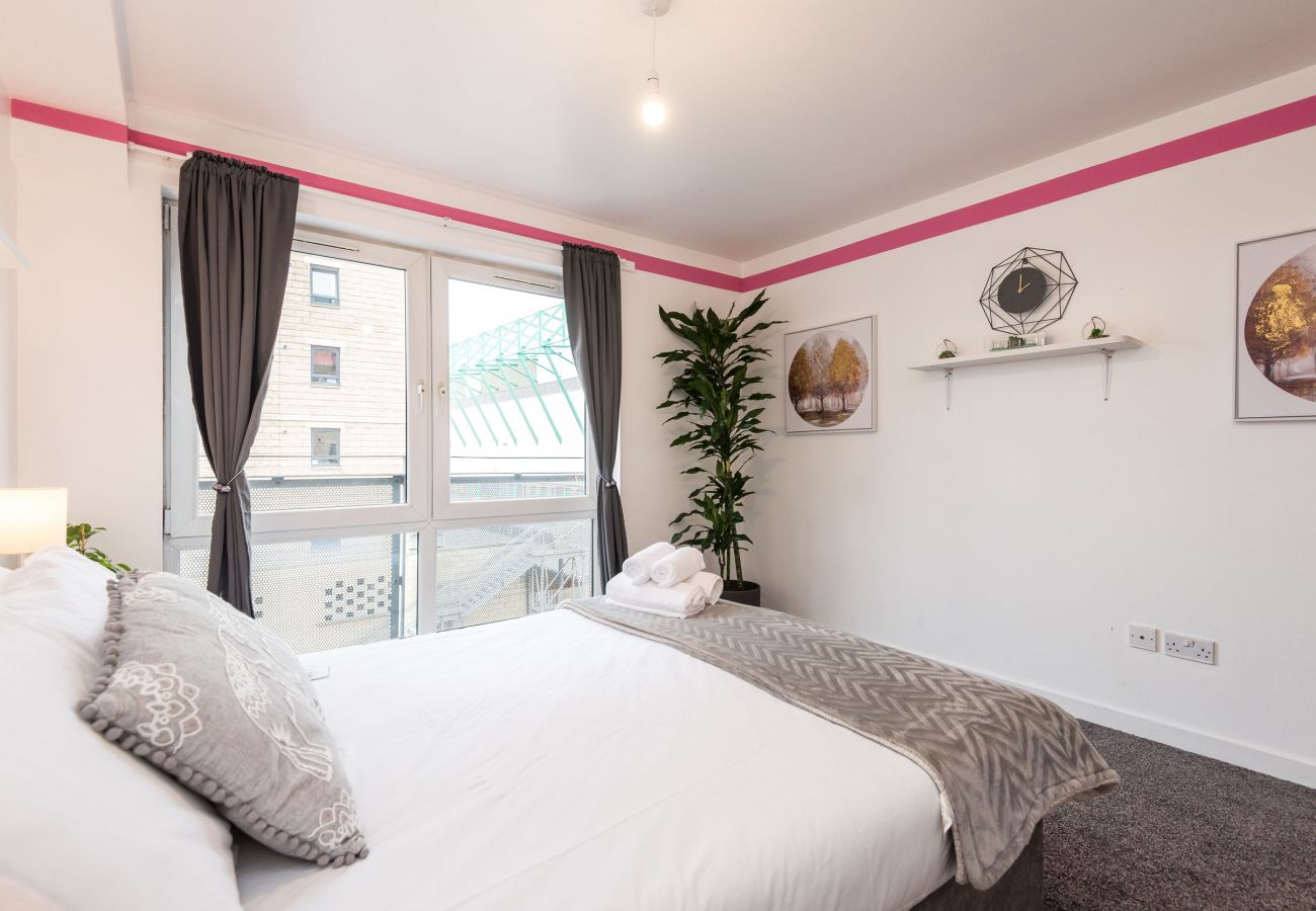 Lejlighed i Edinburgh - Modern Spacious 3 Bedroom City Centre Apartment - Free Parking - Private Balcony