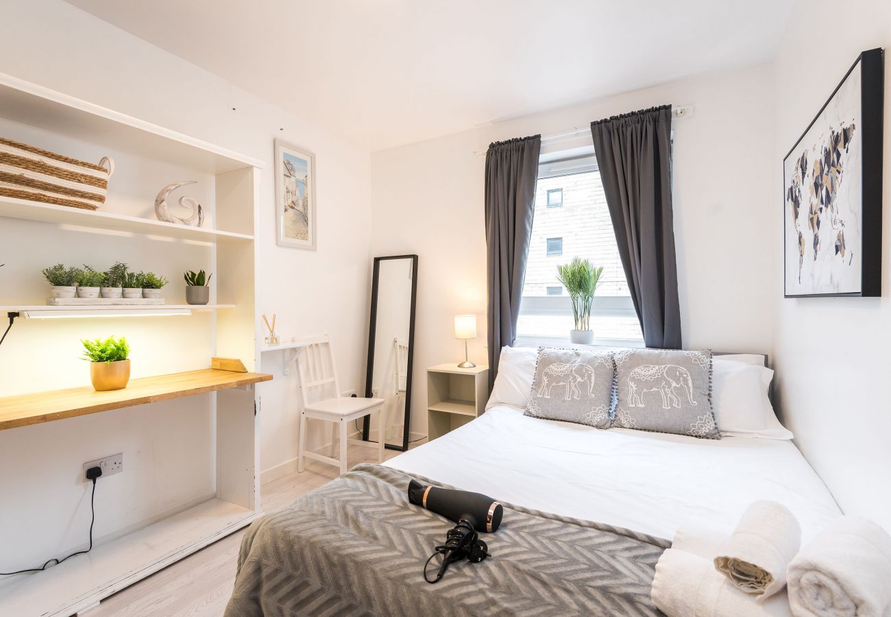 Lejlighed i Edinburgh - Modern Spacious 3 Bedroom City Centre Apartment - Free Parking - Private Balcony