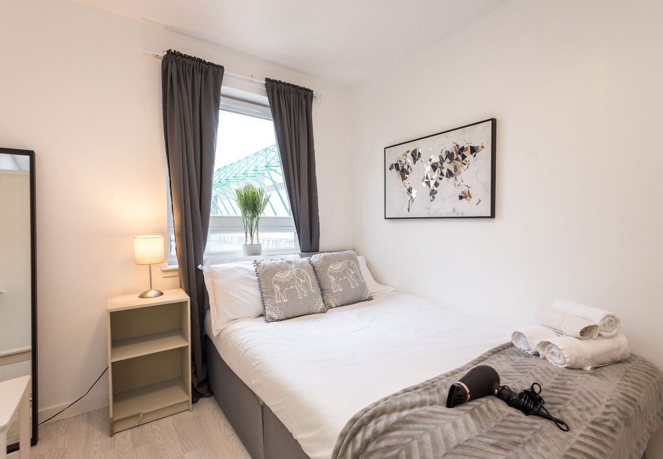 Lejlighed i Edinburgh - Modern Spacious 3 Bedroom City Centre Apartment - Free Parking - Private Balcony