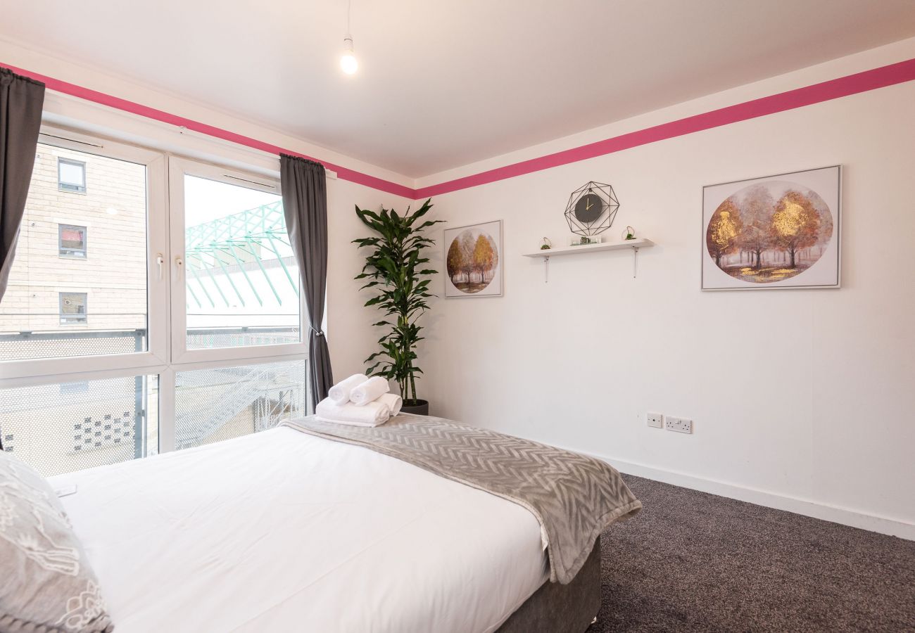 Lejlighed i Edinburgh - Modern Spacious 3 Bedroom City Centre Apartment - Free Parking - Private Balcony