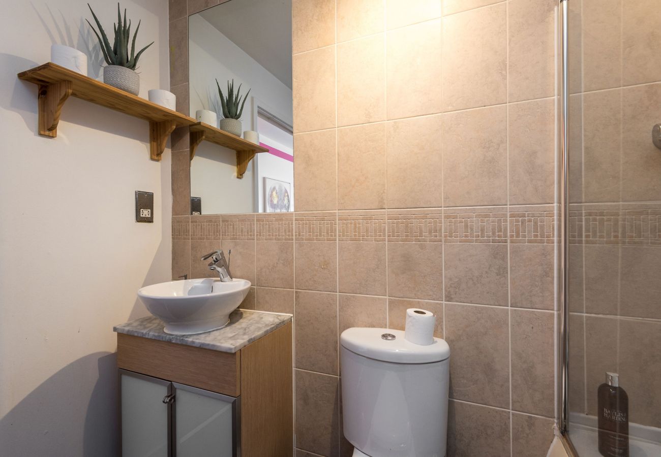 Lejlighed i Edinburgh - Spacious 3 Bedroom Apartment - Free Parking - Edinburgh