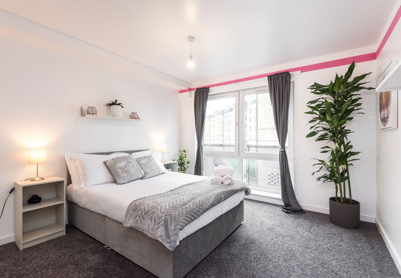 Lejlighed i Edinburgh - Modern Spacious 3 Bedroom City Centre Apartment - Free Parking - Private Balcony