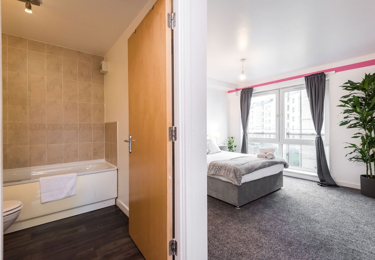 Lejlighed i Edinburgh - Modern Spacious 3 Bedroom City Centre Apartment - Free Parking - Private Balcony