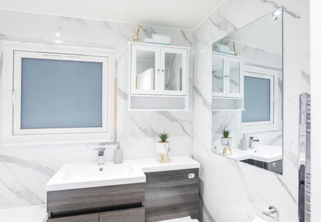 Leje pr. værelse i Inverness - Immaculate Double Room with Ensuite in Inverness Leje pr. værelse i Inverness - Immaculate Double Room with Ensuite in Inverness