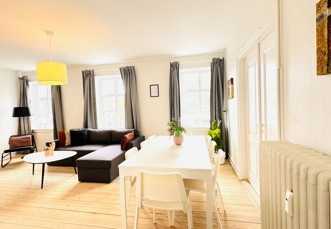 Lejlighed i Aalborg - aday - Pedestrian Beautiful 4 bedroom Apartment