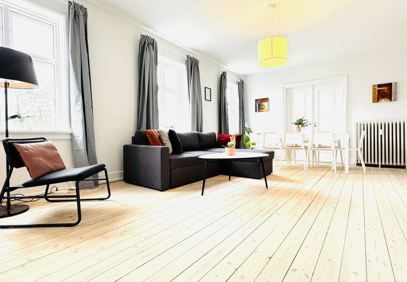 Lejlighed i Aalborg - aday - Pedestrian Beautiful 4 bedroom Apartment